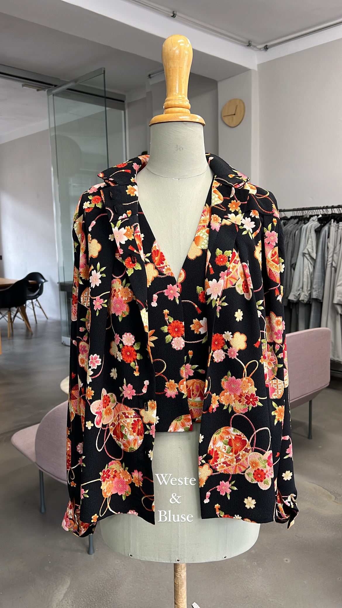 Overlapped Blouse – Cropped & Flowing Silhouette