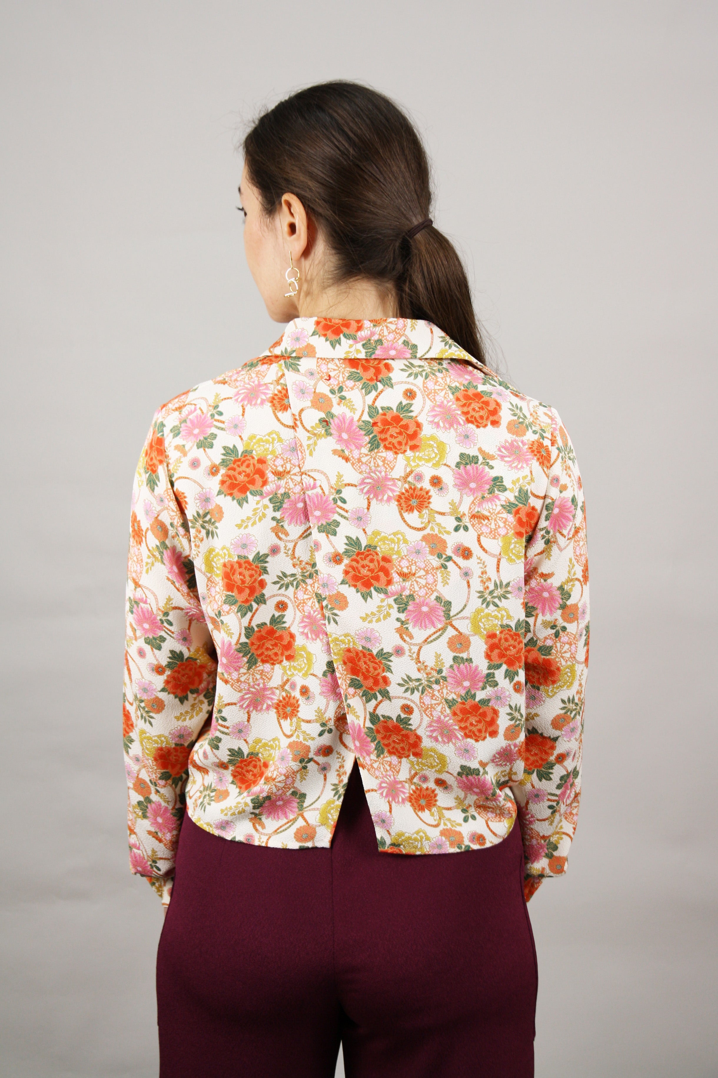 Overlapped Blouse – Cropped & Flowing Silhouette