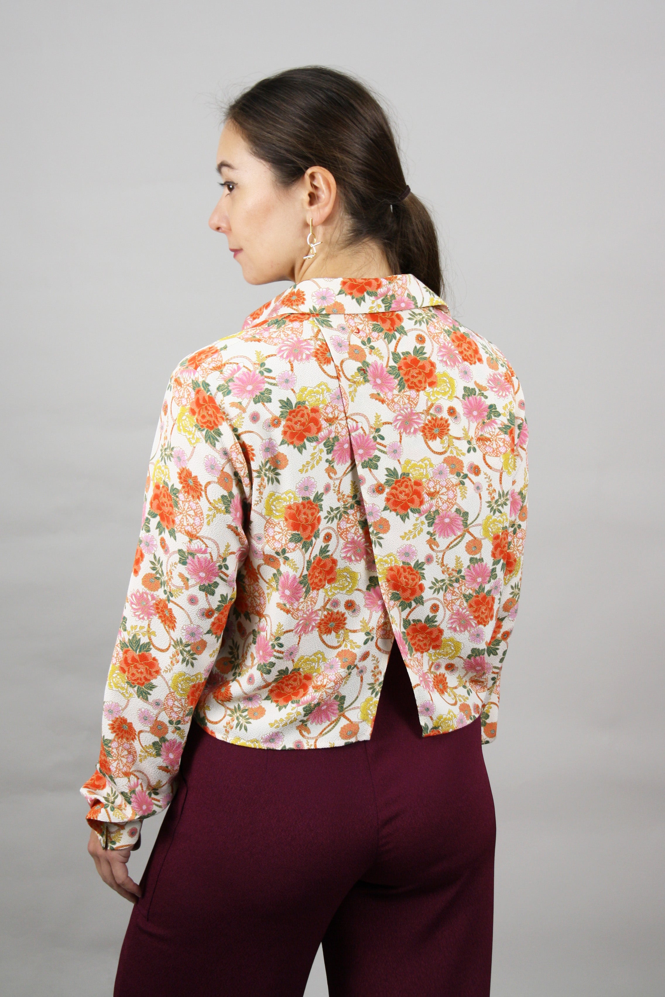 Overlapped Bluse – Verkürzte Silhouette mit fließender Leichtigkeit