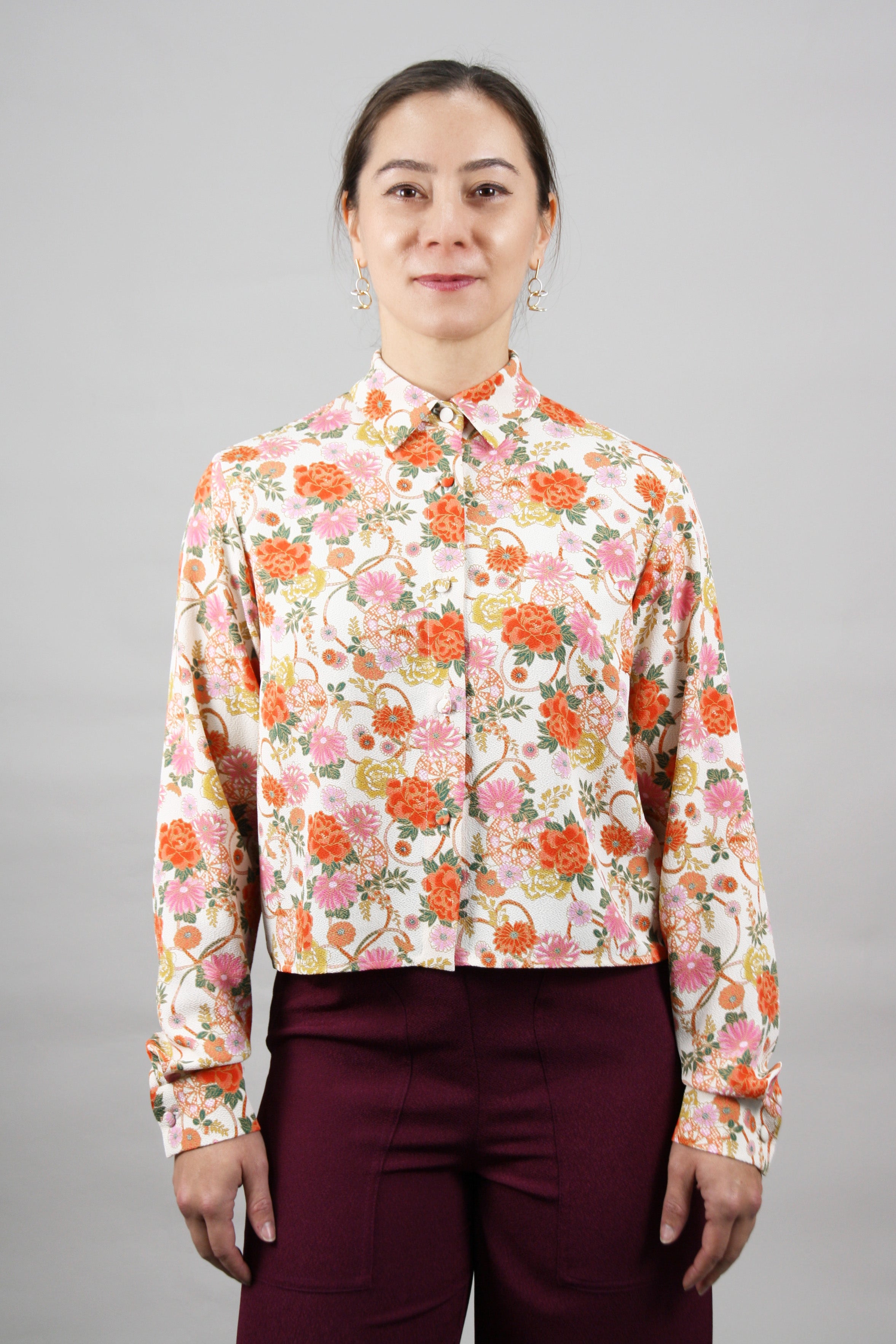 Overlapped Blouse – Cropped & Flowing Silhouette