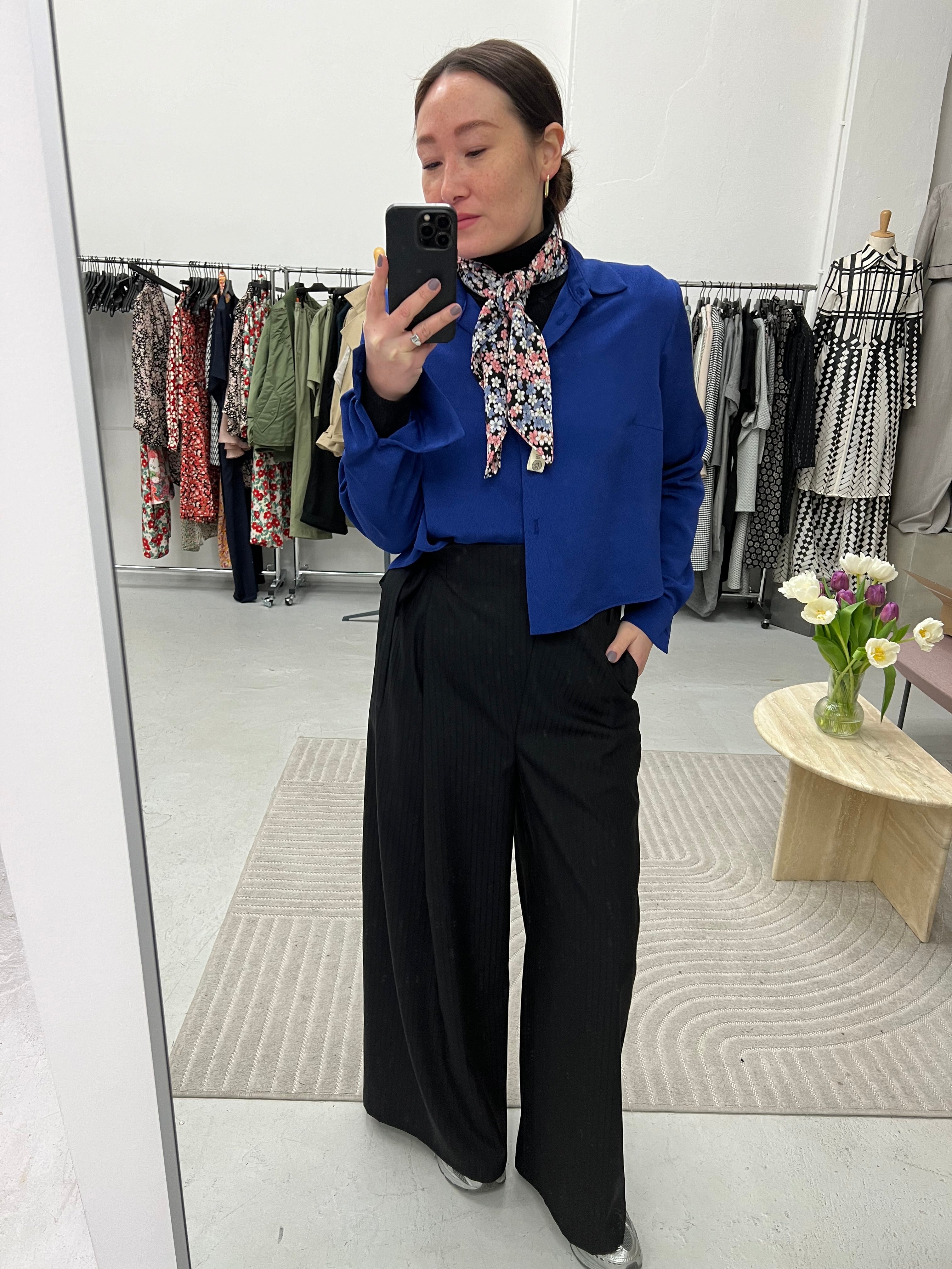 Overlapped Blouse – Cropped & Flowing Silhouette