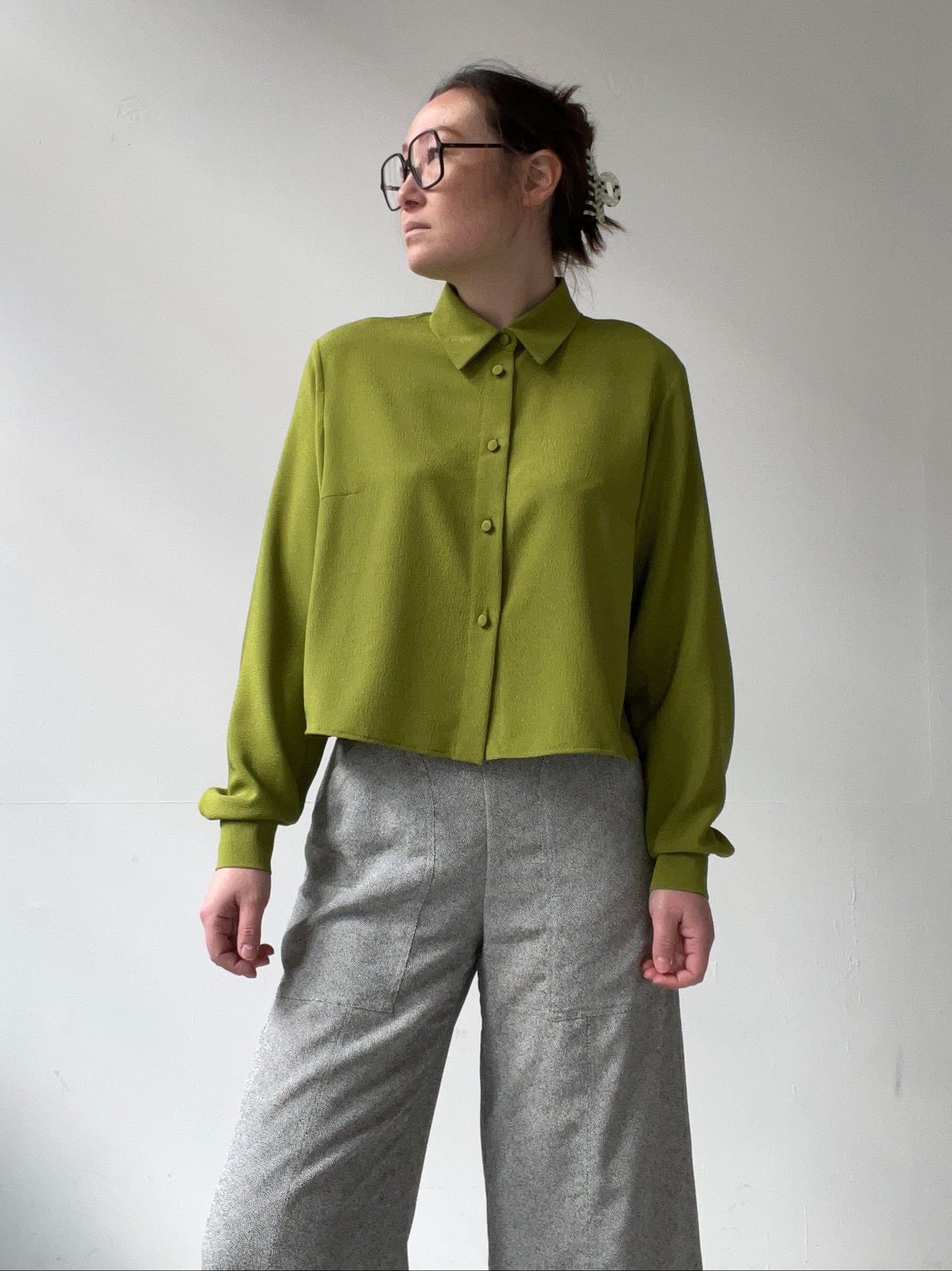 Overlapped Blouse – Cropped & Flowing Silhouette