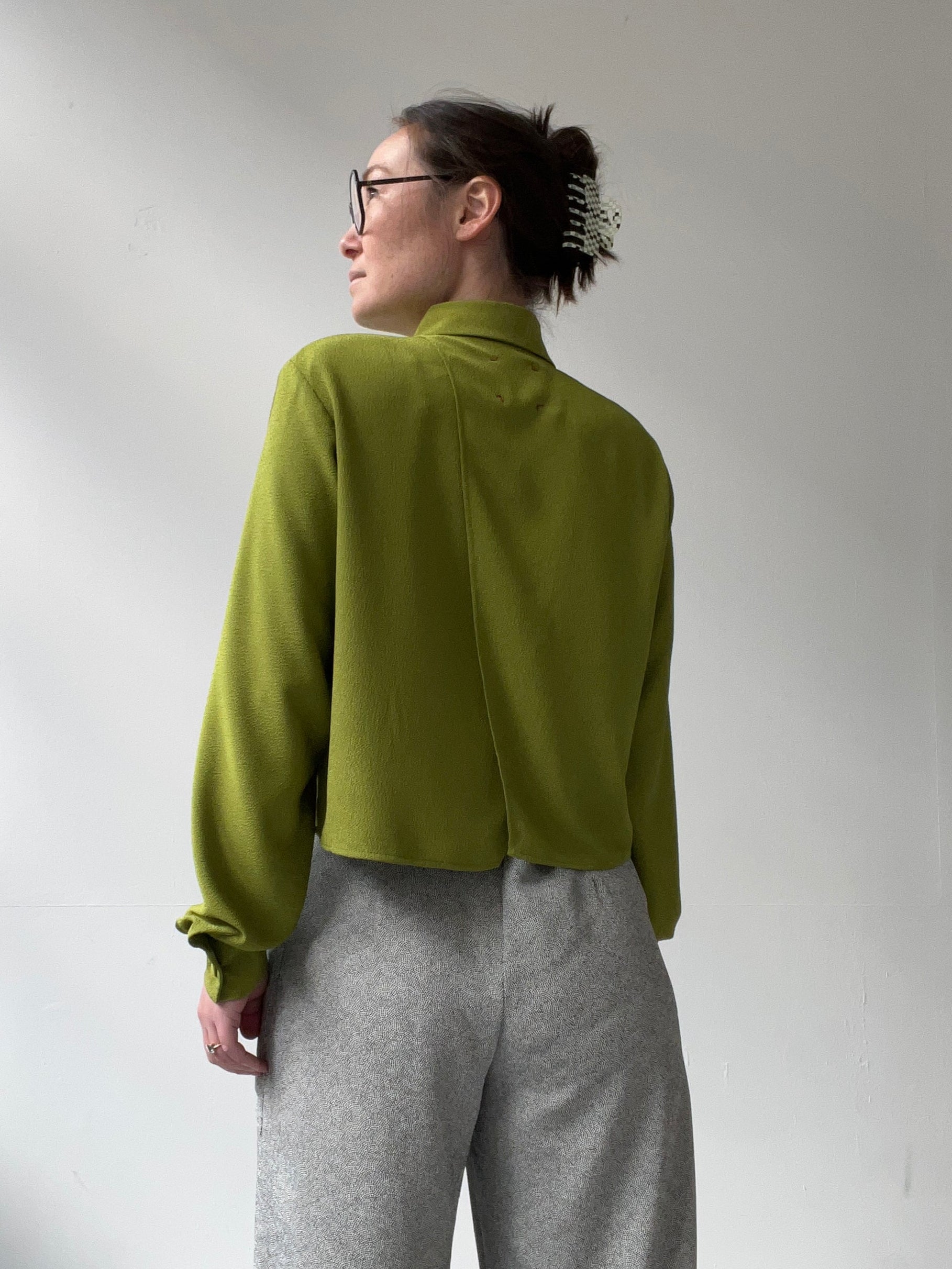 Overlapped Blouse – Cropped & Flowing Silhouette