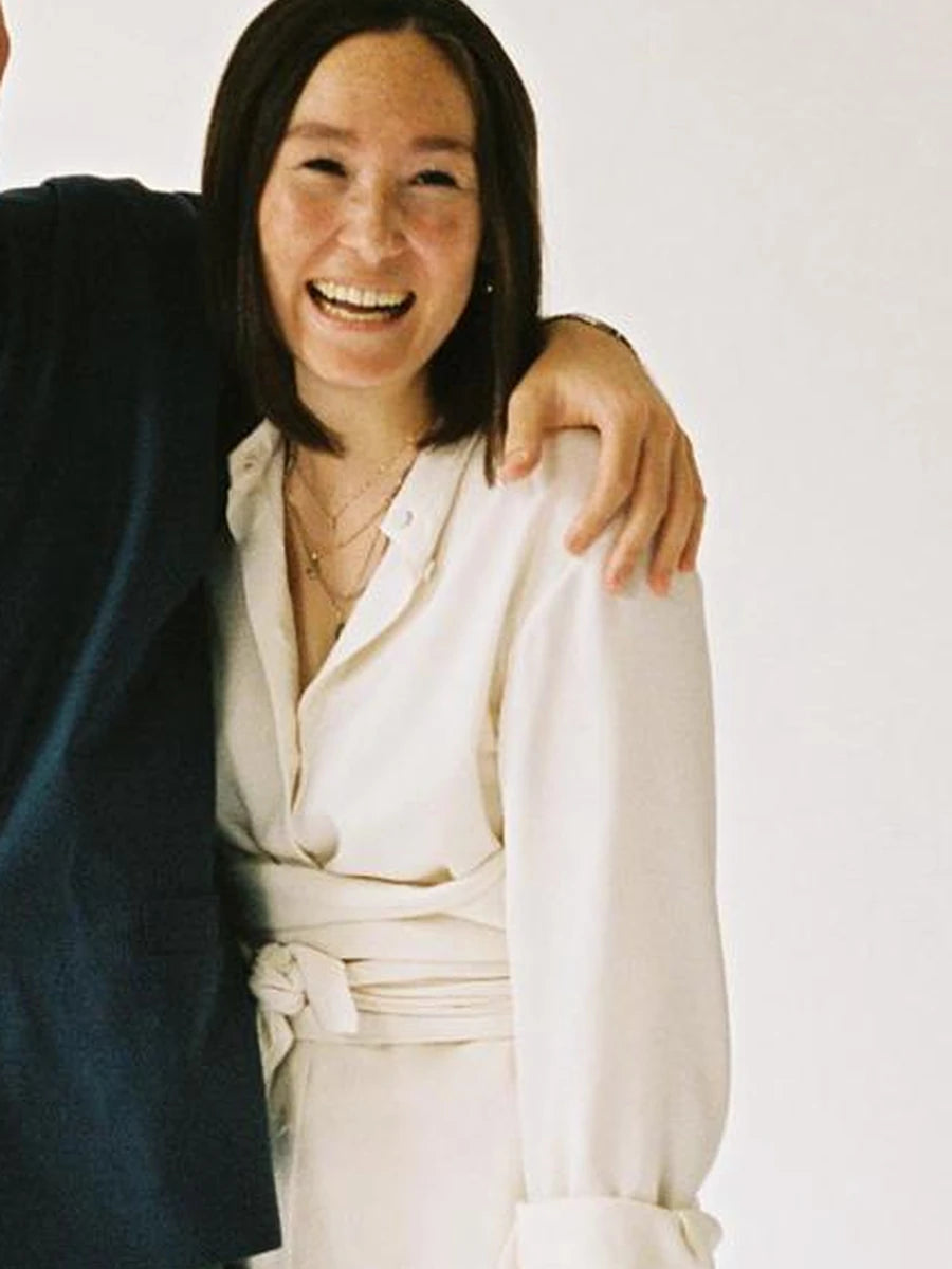 Alisa Menkhaus von SUSUMU AI in heller Bluse im Berliner Atelier