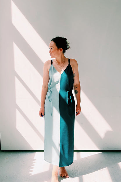 HALBFARBIGES CAMISOLE-KLEID