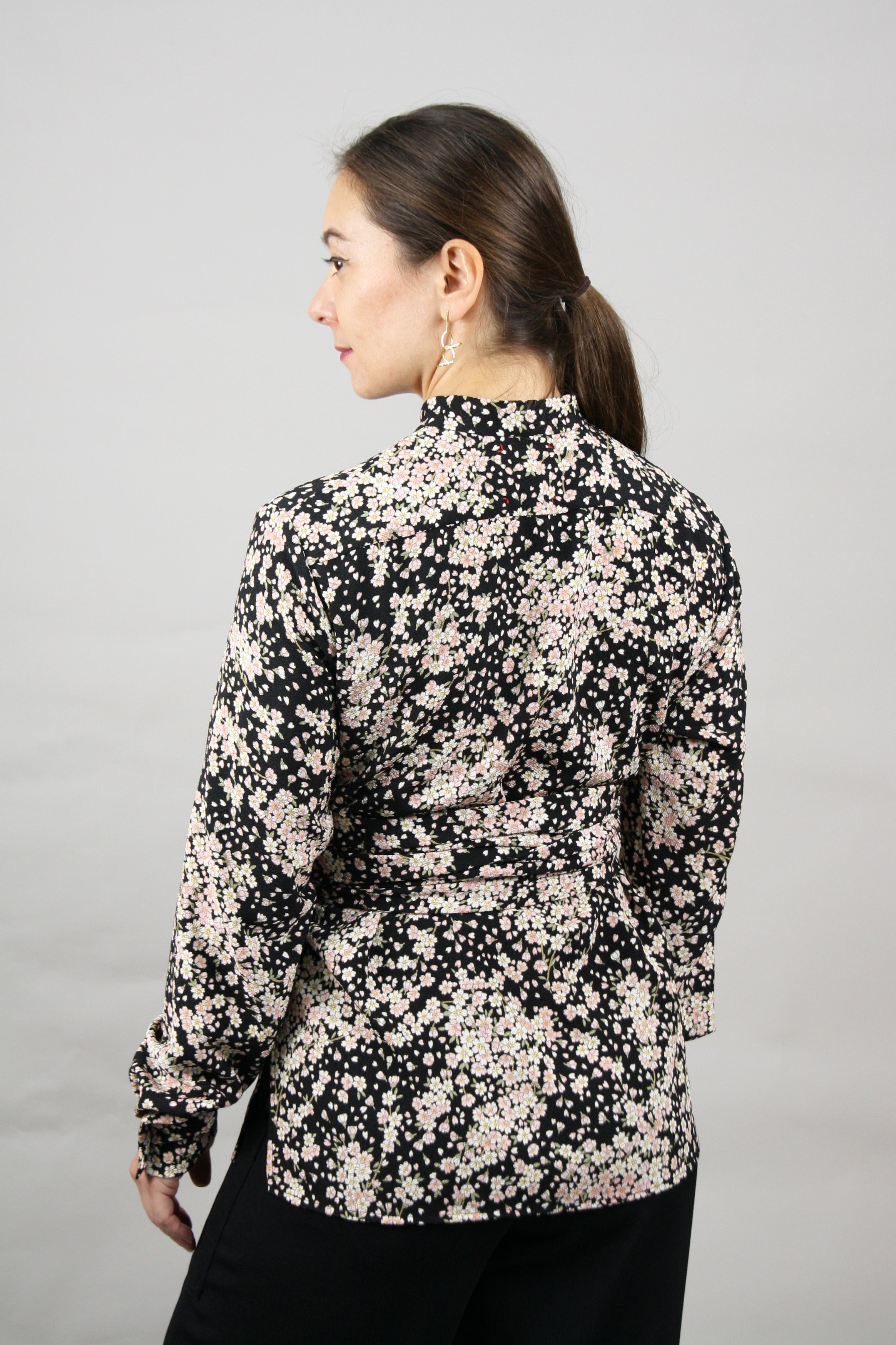 Signature Wickelbluse – Zeitlose Eleganz mit einem modernen Twist