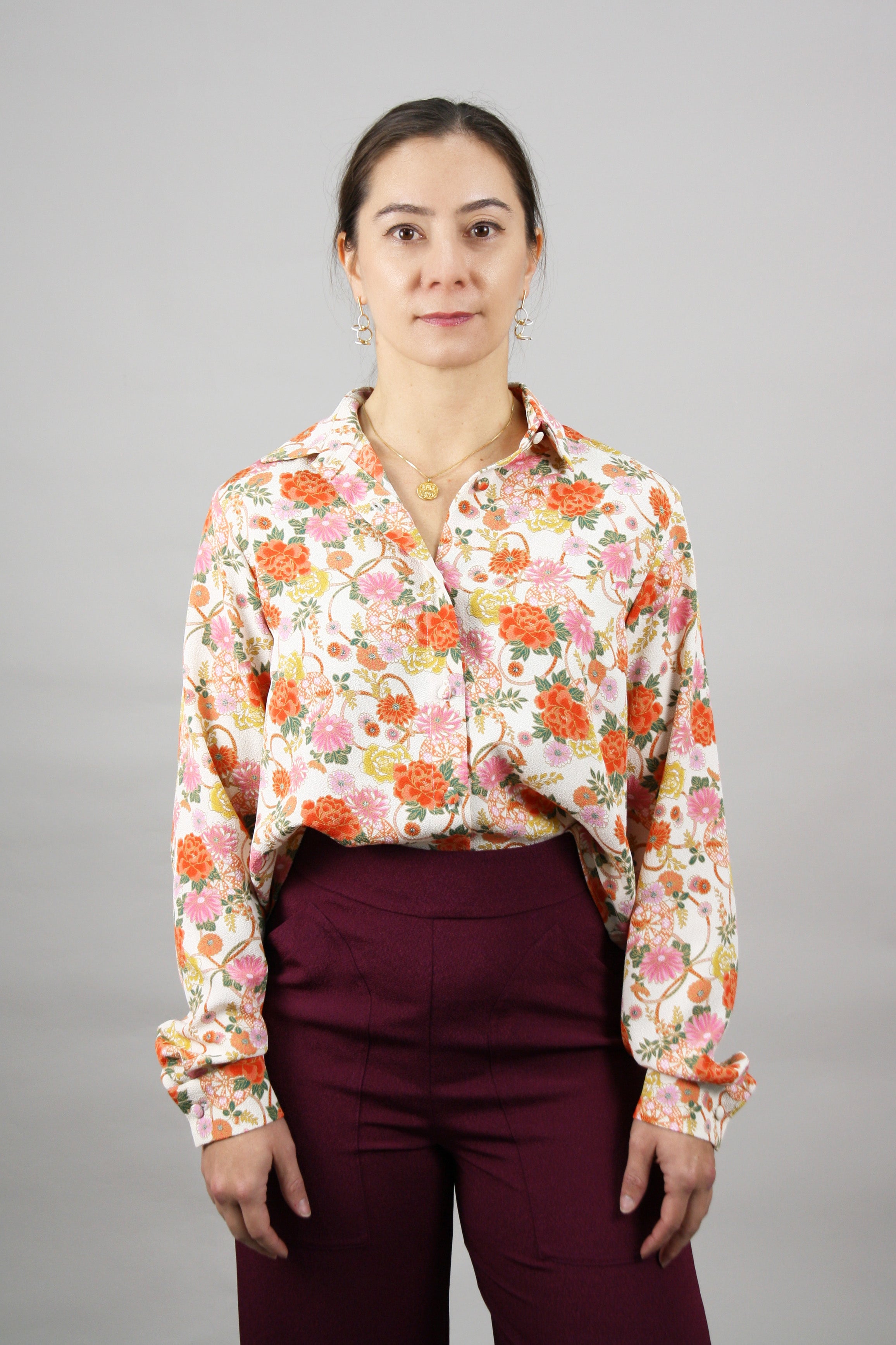 Overlapped Blouse – Cropped & Flowing Silhouette