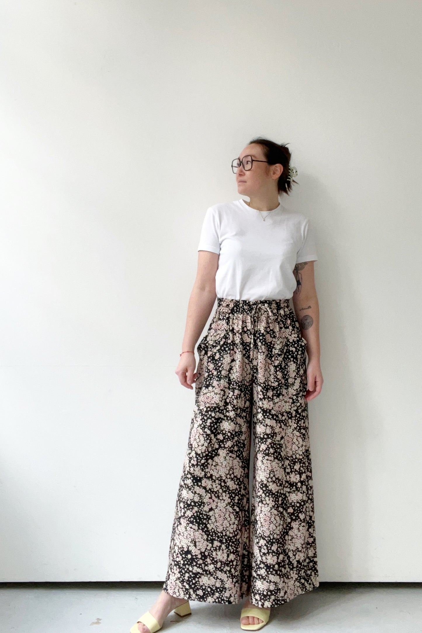 HOSE MIT WEITEM BEIN