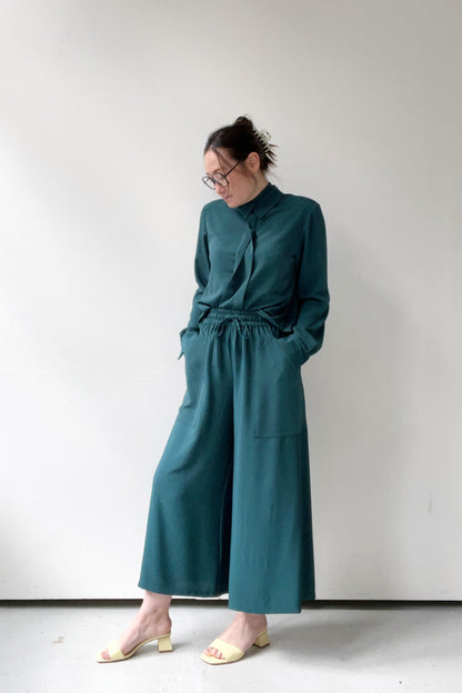 HOSE MIT WEITEM BEIN