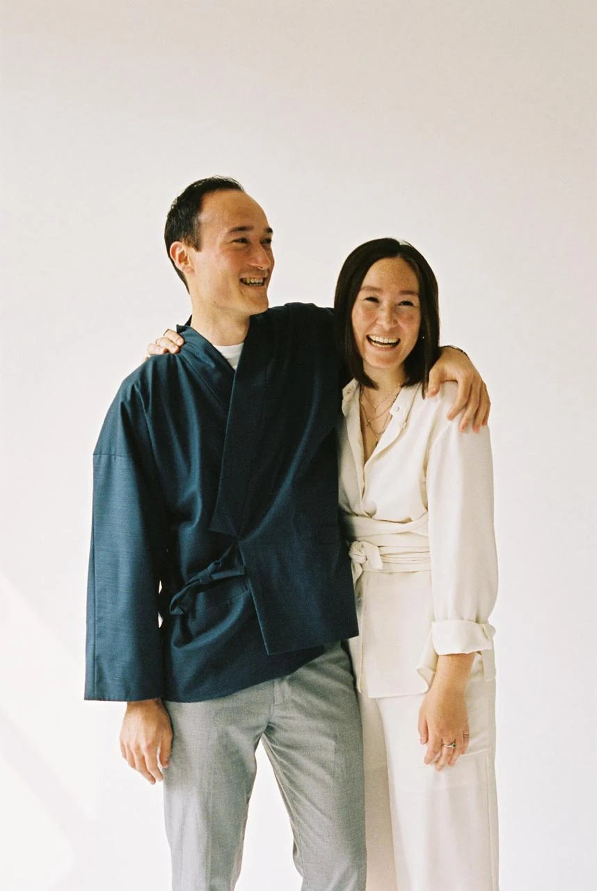 Alisa Menkhaus, Designerin und Gründerin von SUSUMU AI, in einem ruhigen Ateliermoment